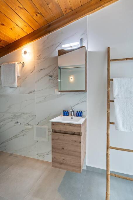 Sofia Suite, A Seafront Hideaway ! Pánormos المظهر الخارجي الصورة